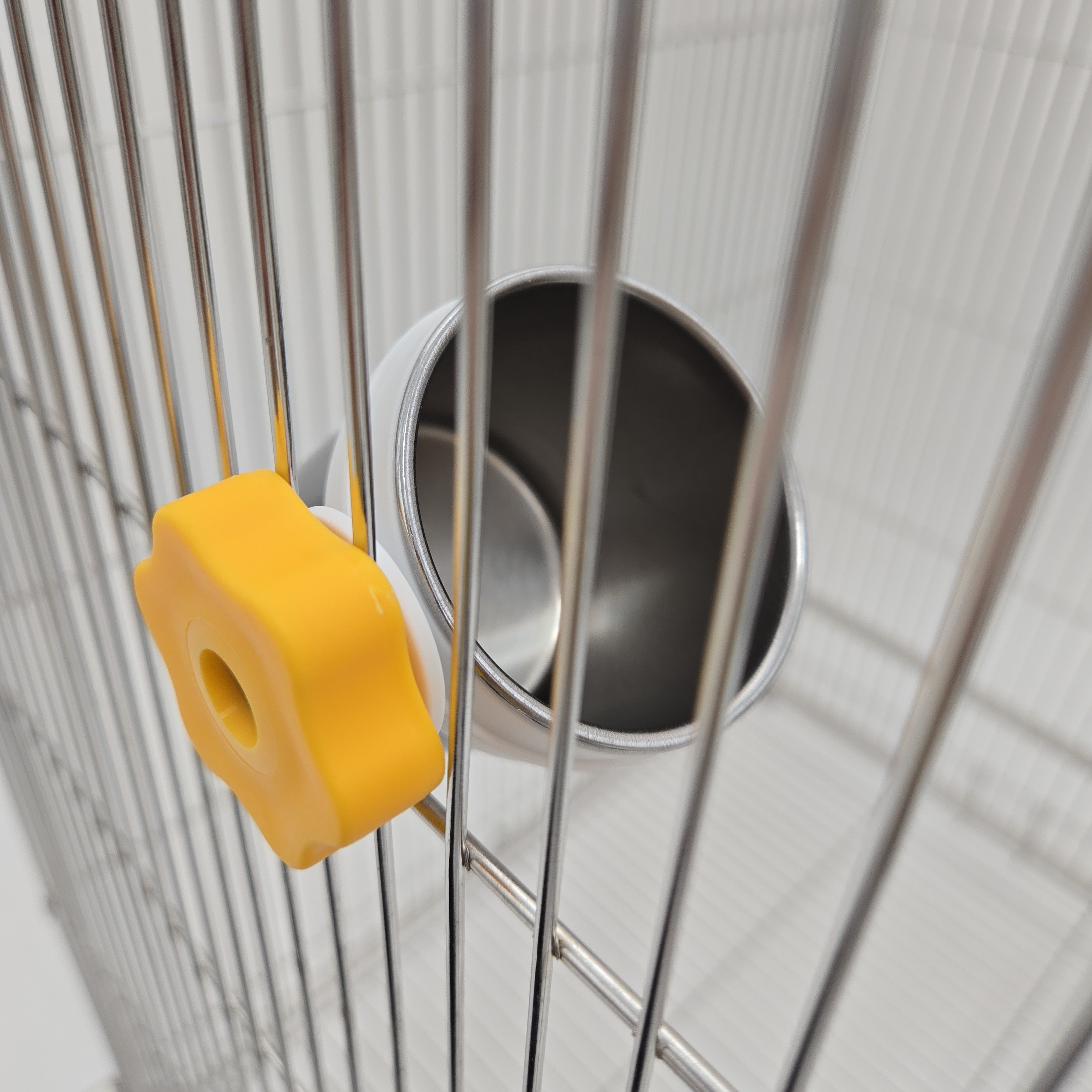 爪も研げる「戦略的食事処」、どこでも設置ができるステンレス製モモンガ用食器