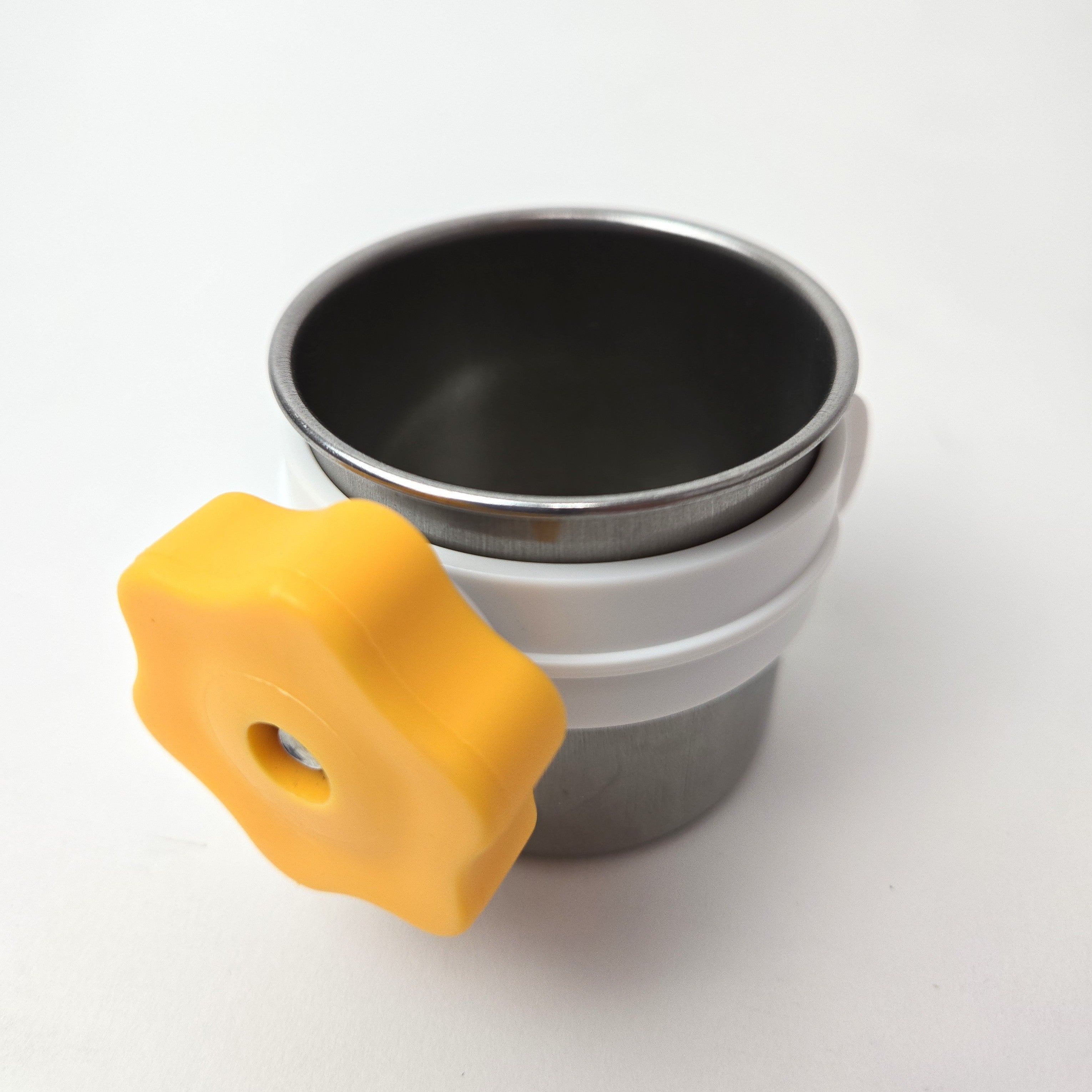 爪も研げる「戦略的食事処」、どこでも設置ができるステンレス製モモンガ用食器